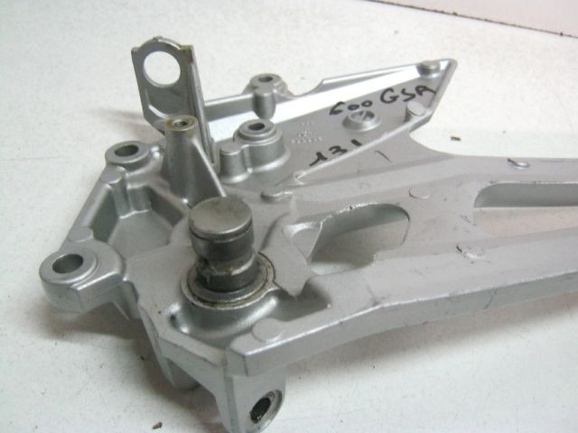 Platine repose pied droite SUZUKI 600 GSR an 2006 à 2010 réf 43810-44G00-000 