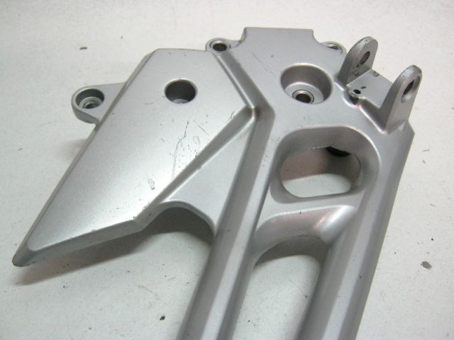 Platine repose pied droite SUZUKI 600 GSR an 2006 à 2010 réf 43810-44G00-000 