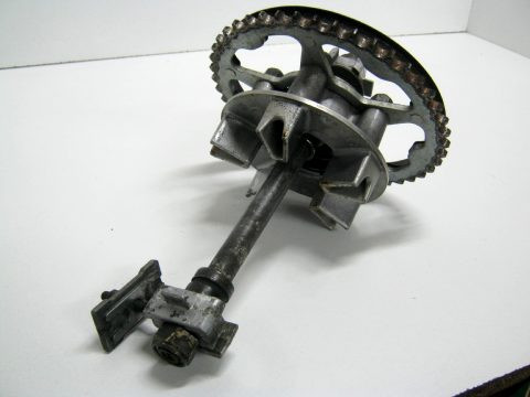 Porte couronne , axe de roue arrière HONDA 750 VFR type RC24 année 1988