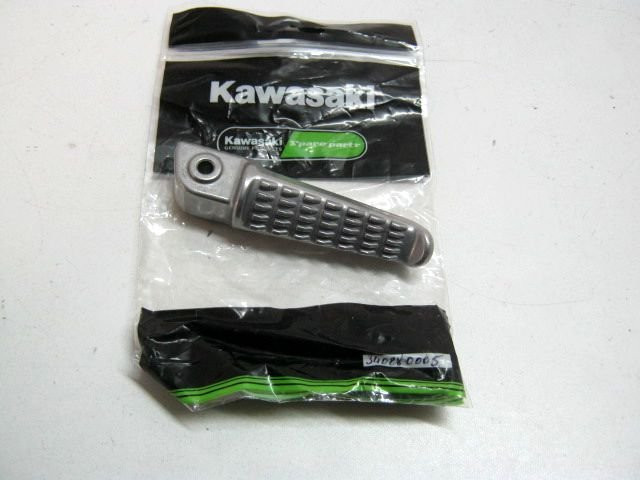 Repose pied arrière droit KAWASAKI ZX10-R 1000 ZXR 600, 636 ZX6-R an 2005 à 2010 réf 34028-0005 