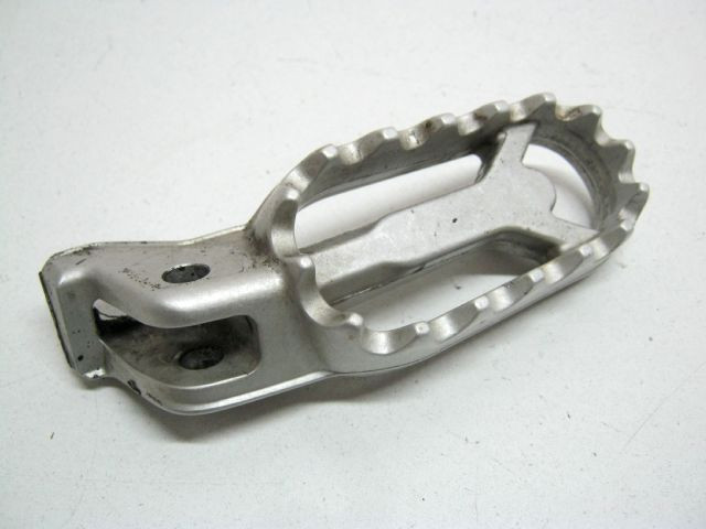 Repose pied arrière droit TRIUMPH 900 TIGER GT PRO an 2020 réf T2081868 