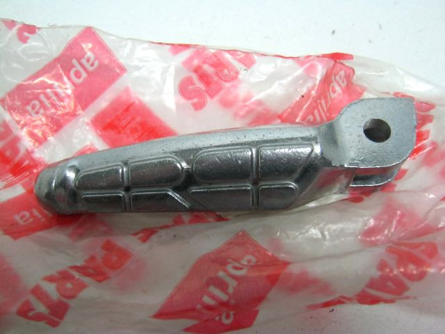 Repose pied avant droit APRILIA réf AP8235019 