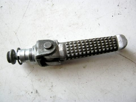 Repose pied avant droit SUZUKI 650 SV année:2000 type:JS1AV223100