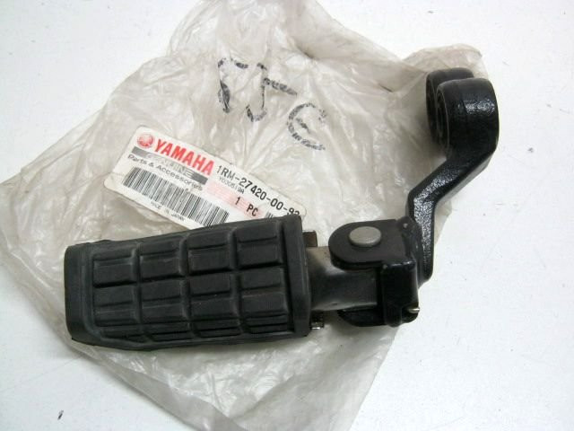 Repose pied avant droit YAMAHA 1100 535 XV VIRAGO an 1996  réf 1RM-27420-00-93 