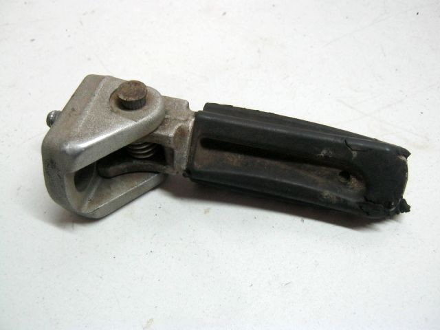 Repose pied support repose pied avant droit KTM 690 DUKE an 2013 réf 76003101095 