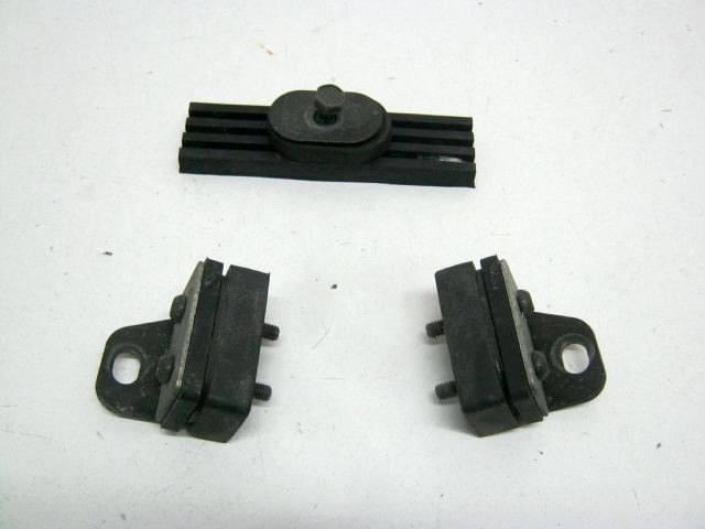 Silent-bloc, caoutchouc, support réservoir essence YAMAHA 850 TDM an 1999 type 4TX réf 2GH-24184-00, 2GH2418400, 3VD2418100, 3VD-24181-00, 4TX-24191-00, 4TX2419100 