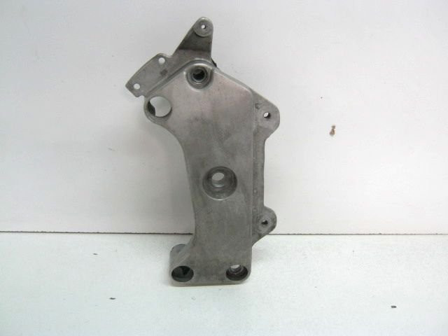 Support moteur pivot gauche HONDA 600 HORNET an 2000 réf 50700-MBZ-610, 50700MBZ611 