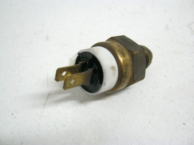 Thermocontacteur KAWASAKI ER5 an 2004 type ER500AC1A réf 27010-1304