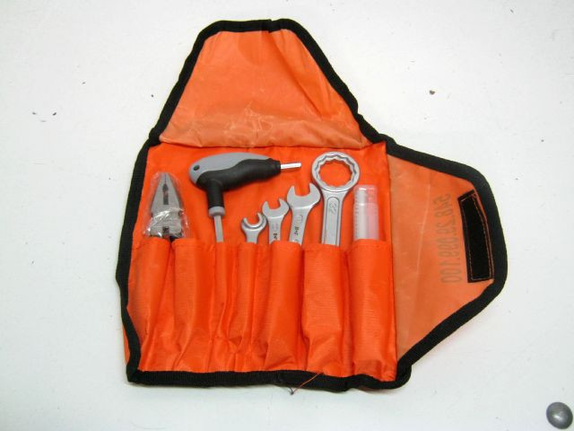 Trousse outils KTM 300 450 500 SMR an 2012 à 2017 réf 548290991010 548.29.099 (2)