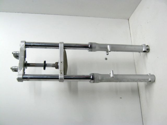 Tube, fourreau, té inférieur , supérieur de fourche APRILIA 125 CLASSIC an 1997 type MF01 réf AP8123587 